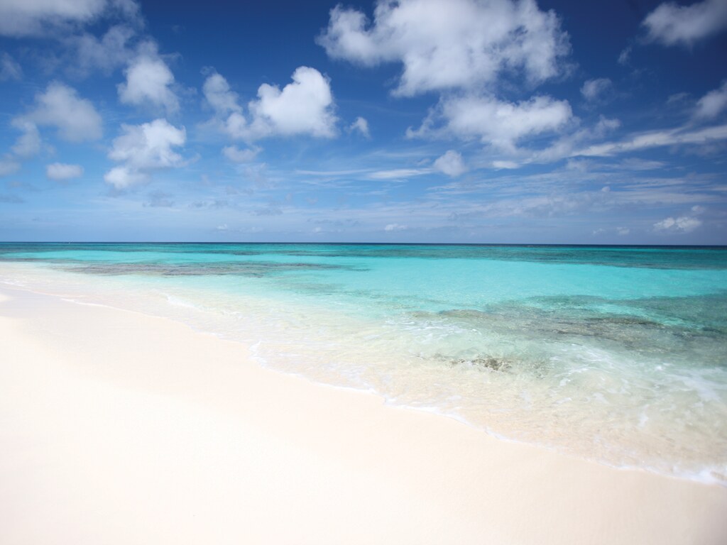 Shoal Bay Beach in Anguilla: Deep and wide shores of pristine white sand and calm, clear blue water