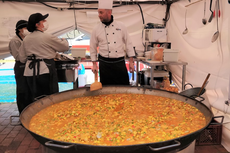 chefs cooking a large pot of food for the Alimentarte festival in bogota colombia