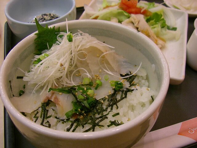 donburi: bowl of rice topped with fish and thinly sliced vegetables and garnishes