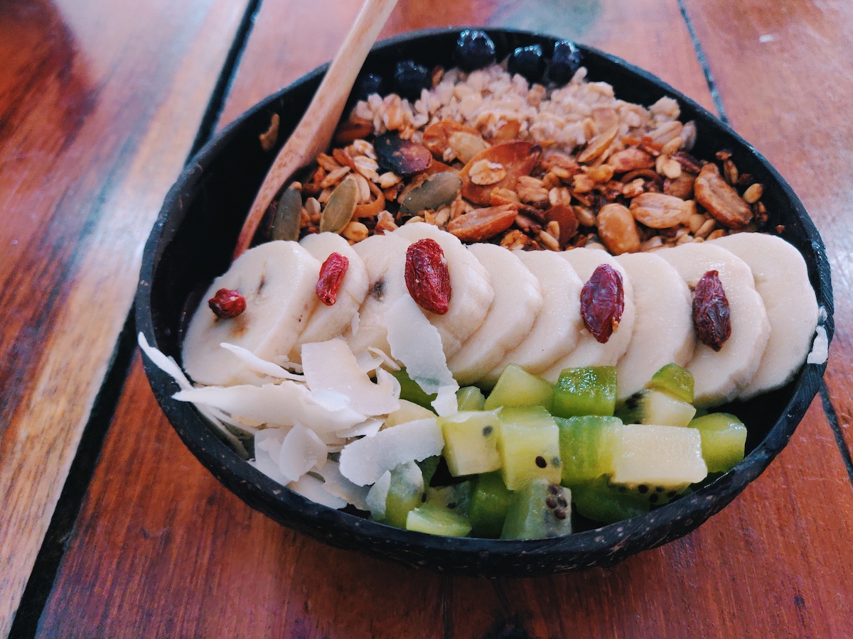 Acai smoothie bowl with kiwi fruit, bananas, granola, and coconut flakes at Fresco Habito in Playa del Carmen