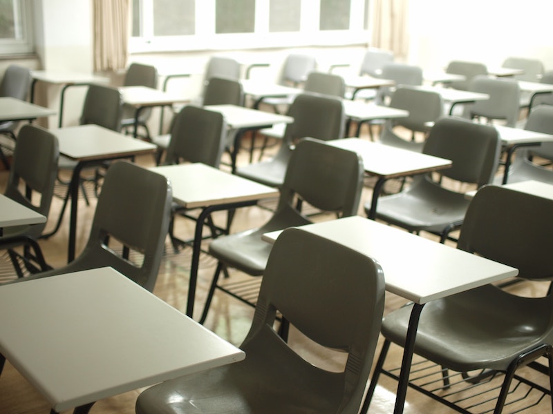 A classroom full of desks and chairs